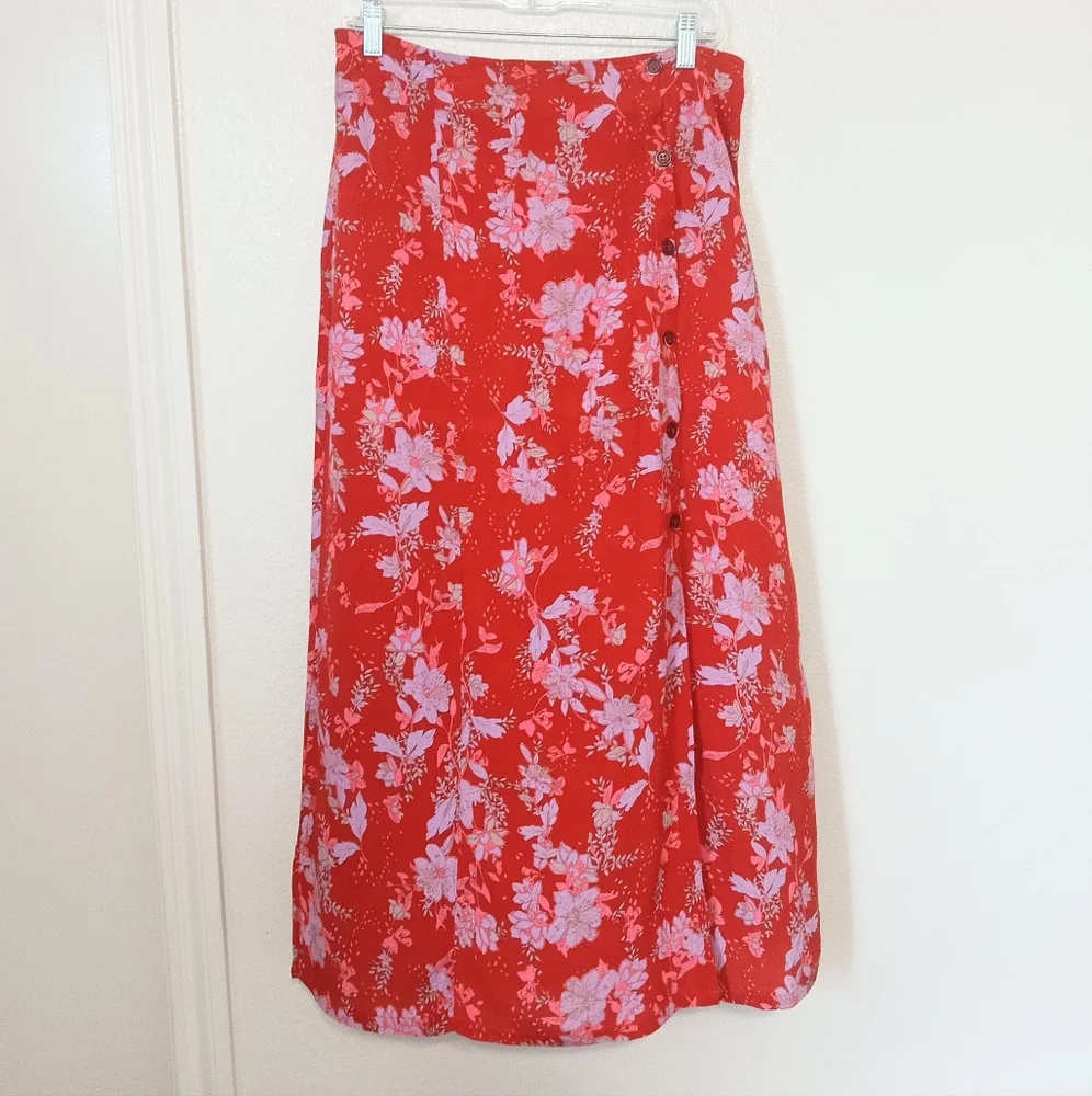 Chelsea & Theodore Red Floral Side Button Slit Printed Midi Skirt - Picture 3 of 8
